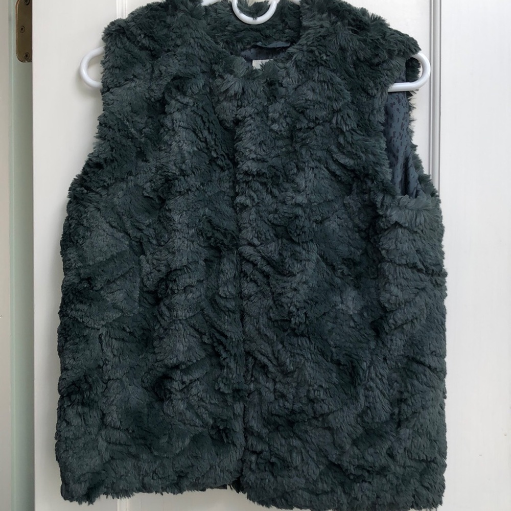 Beautiful women’s soft fur vest ( fur not real!!!)